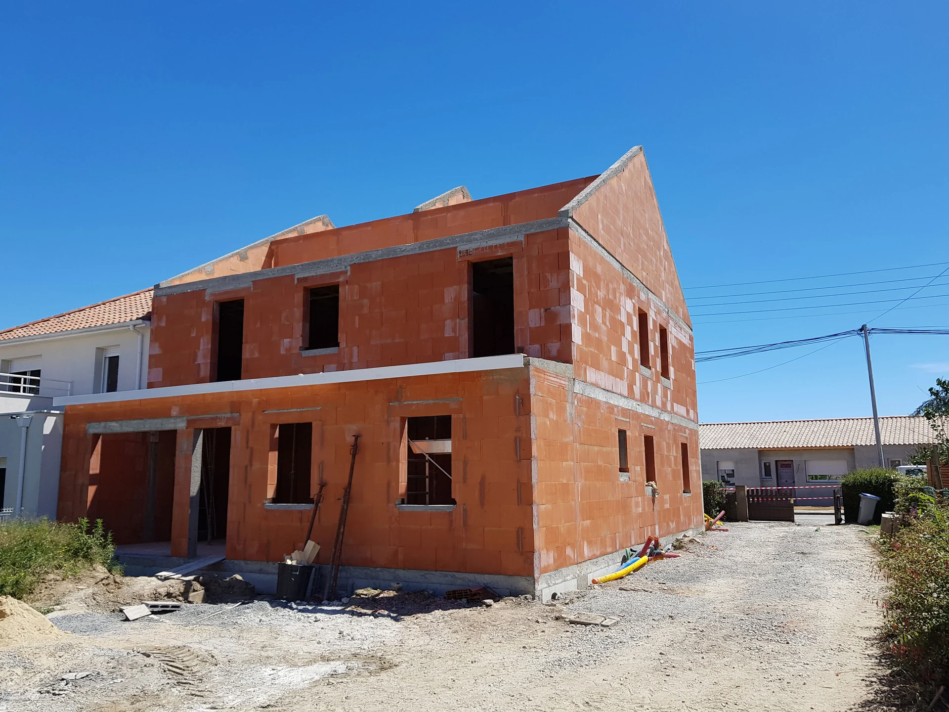 Élévation des murs en briques d’une maison neuve