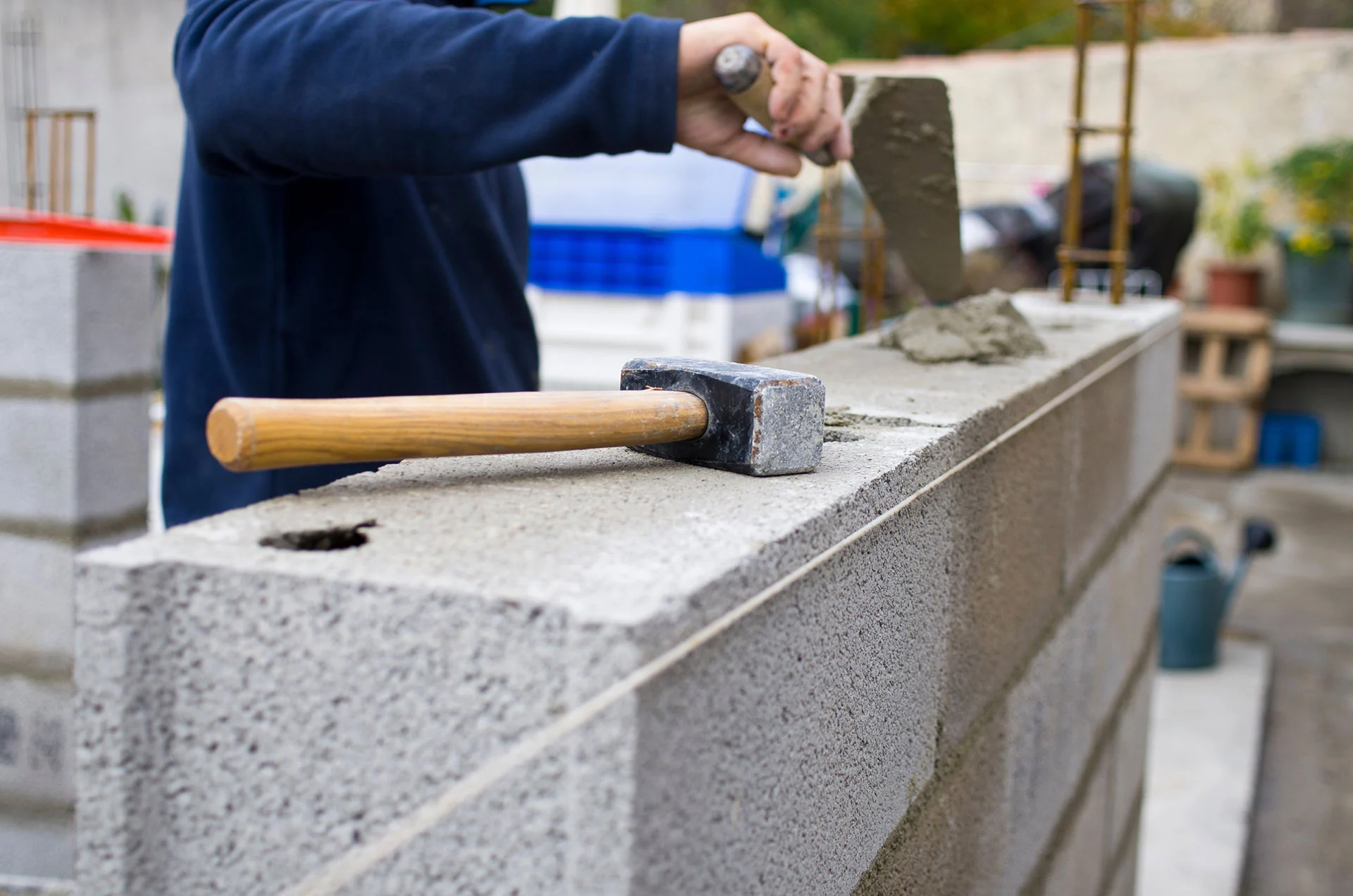 Travail de maçonnerie en cours sur un chantier d’extension