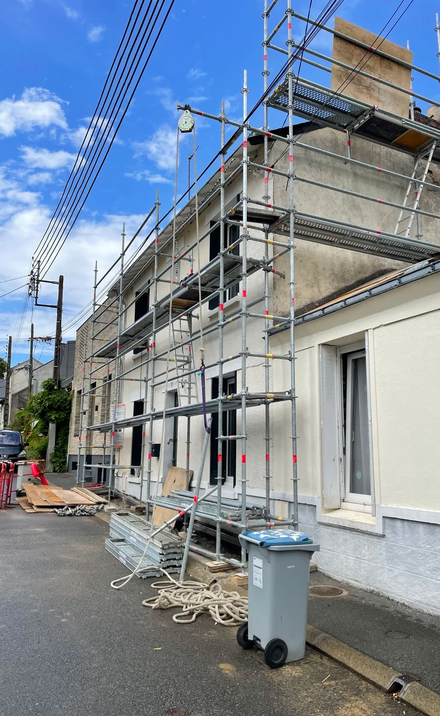 Travaux de façade avec échafaudage dans la région nantaise