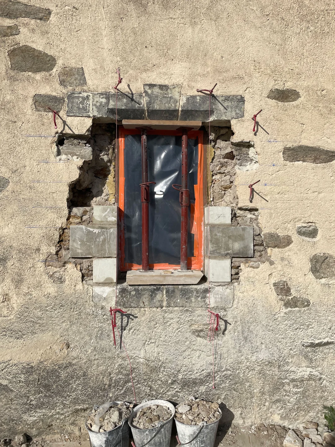 Reprise de maçonnerie autour d’une fenêtre avant ravalement